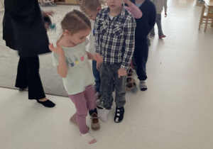 Dzieci przekładają swoje buty.