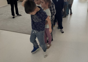 Dzieci przekładają swoje buty.