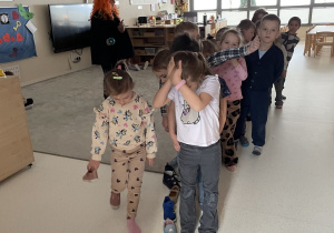 Dzieci przekładają swoje buty.