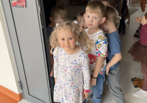 But Toli przekracza drzwi.