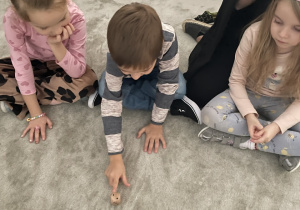 Wróżba z kostkami do gry.