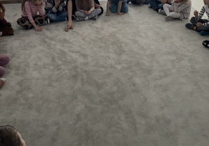 Wspólne liczenie oczek na kostce wyrzuconych przez dziecko.