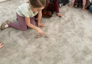 Dziewczynka liczy oczka na kostce.