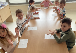 Dzieci dowiadują się na czym polega kolejna wróżba.