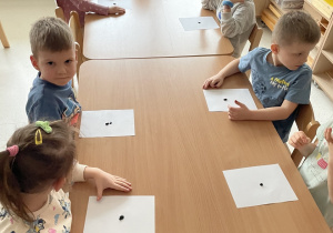 Dzieci dowiadują się na czym polega kolejna wróżba.