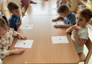 Dzieci dowiadują się na czym polega kolejna wróżba.