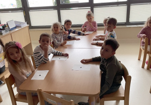 Dzieci podczas kolejnej wróżby andrzejkowej.