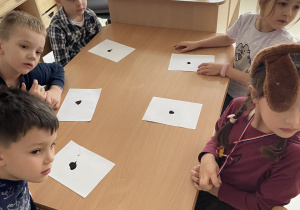 Dzieci podczas kolejnej wróżby andrzejkowej.