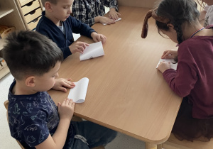 Dzieci składają kartki z kropelką farby.