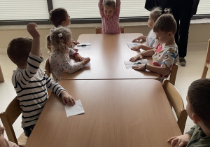 Dzieci prezentują kształty powstałe z kropki farby.