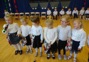 Dzieci z grupy Jeżyki recytują wierszyki
