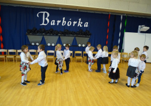 Grupa Jeżyki- taniec "Poszło dziewczę po ziele"