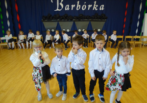 Dzieci z grupy Jeżyki recytują wierszyki