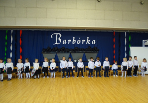 Dzieci z grupy Jeżyki śpiewają piosenkę