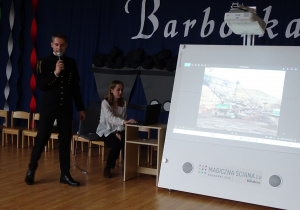 Pan Górnik opowiada dzieciom o swojej pracy