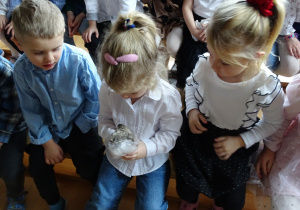 Dzieci oglądają węgiel