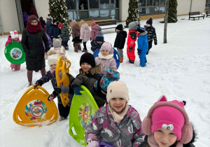 Dzieci czekają w kolejce na górkę