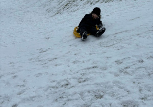 Chłopiec zjeżdża z górki