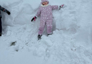 Dziewczynka na śniegu