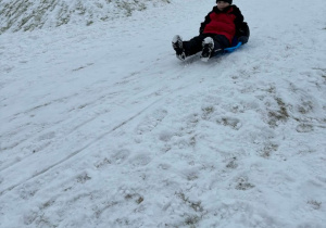 Chłopiec zjeżdża z górki