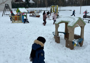 Dzieci bawią się na śniegu