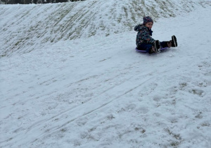 Dziewczynka na sankach