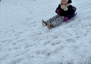 Dziewczynka na sankach