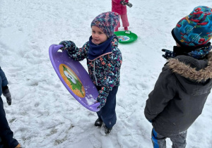 Zabawy dzieci na śniegu