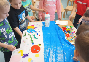 Starszaki dekorują tort