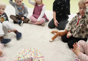 Dzieci zgłaszają się do odpowiedzi