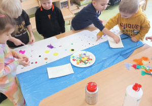 Żabki dekorują tort