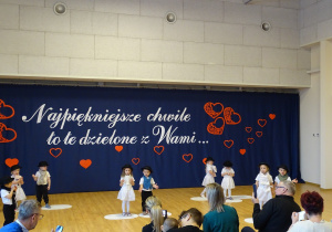 dzieci występują na scenie