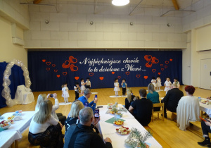 dzieci występują na scenie