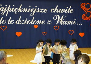 dzieci występują na scenie