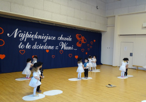 dzieci występują na scenie