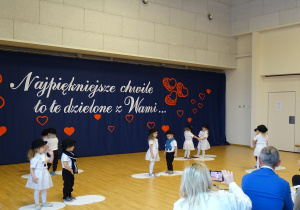 dzieci występują na scenie