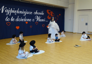 na salę wchodzi pani zima