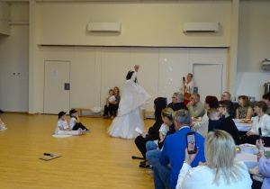 pani zima sypie śniegiem