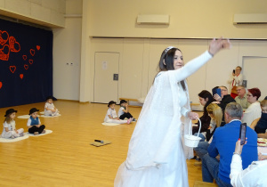 pani zima sypie śniegiem