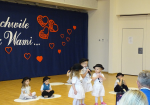 dzieci mówią wierszyki