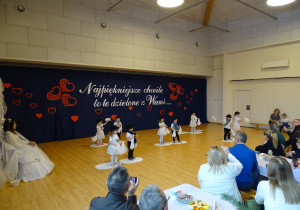 dzieci występują na scenie