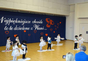 dzieci występują na scenie