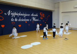 dzieci występują na scenie