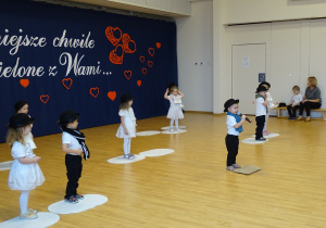 dzieci występują na scenie