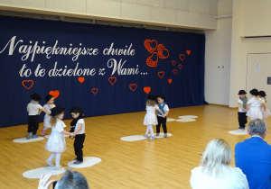 dzieci występują na scenie