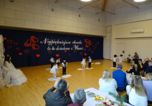 dzieci występują na scenie