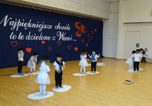 dzieci występują na scenie