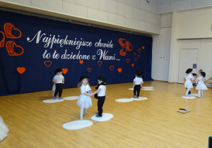 dzieci występują na scenie