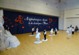 dzieci występują na scenie