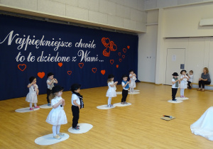 dzieci występują na scenie